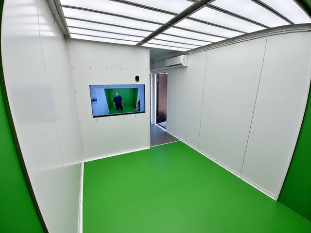 Green-screen photo room